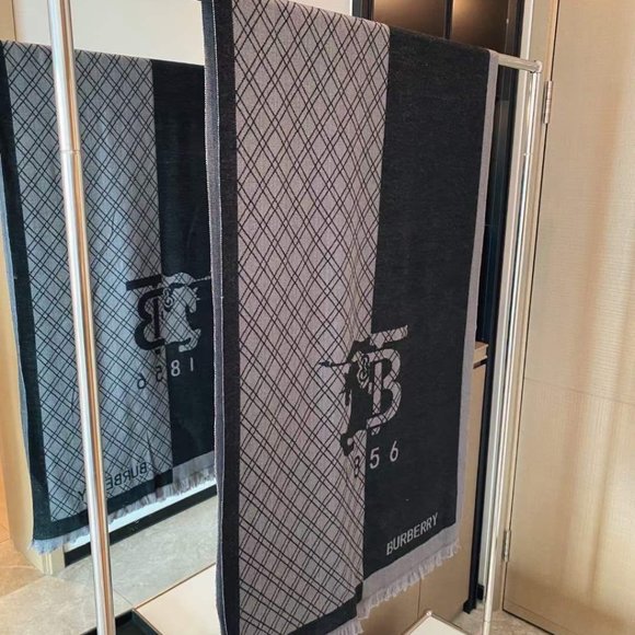 ๐โจAUTHENTICโจ๐Burberry scarf - Picture 1 of 4